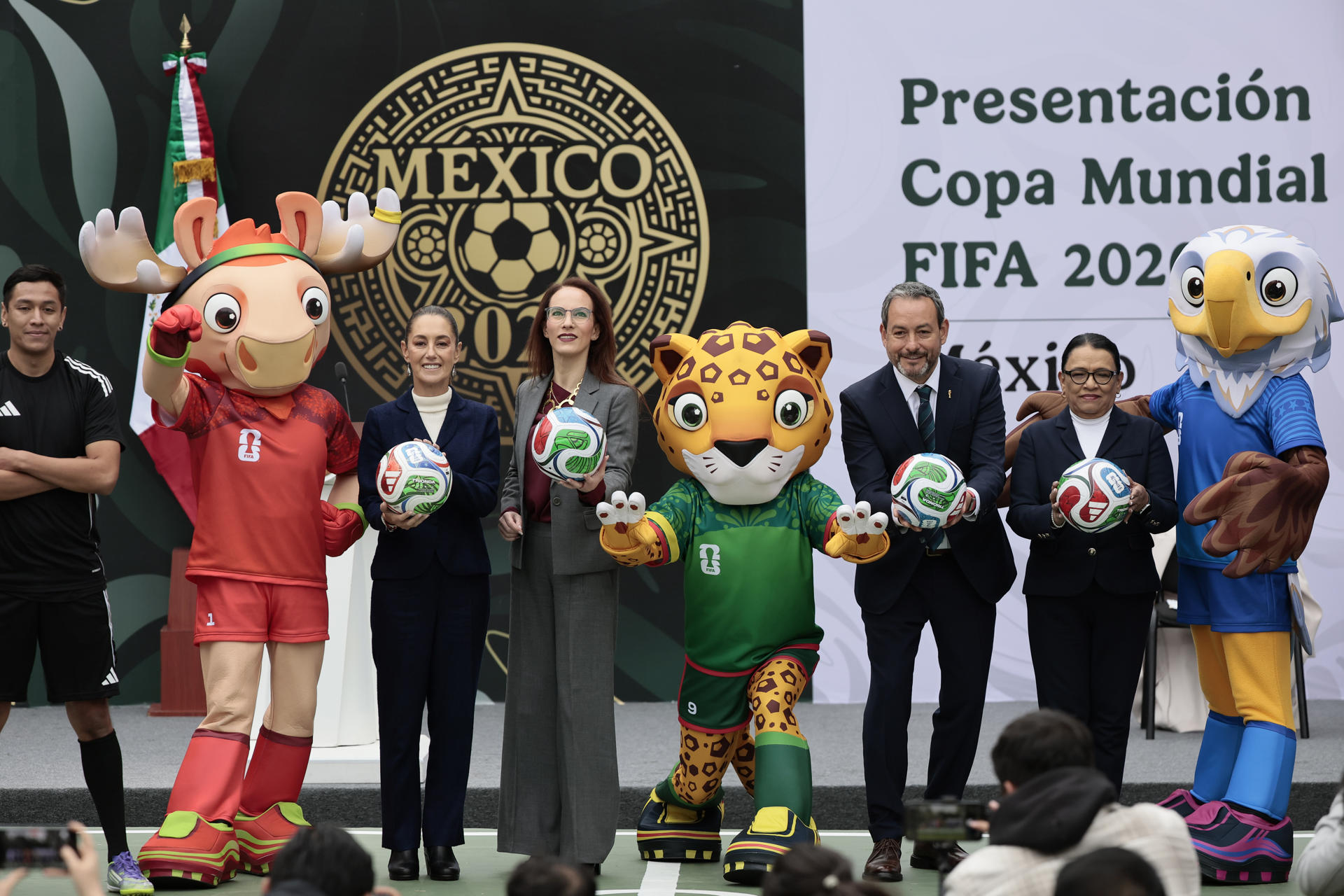La presidenta de México Claudia Sheibaum (3-i), la coordinadora de los trabajos del Gobierno Federal para el Mundial 2026, Gabriela Cuevas Barrón (4-i), el director ejecutivo de la FIFA en México, Jurgen Mainka Ruiz (3-d) y la secretaria de Gobernación Rosa Isela Rodríguez (2-d), posan con las mascotas de la Copa Mundial de la FIFA 2026 este lunes, durante una rueda de prensa en el Complejo Cultural Los Pinos de la Ciudad de México (México). EFE/José Méndez