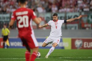 El polaco Robert Lewandowski, en acción durante el partido que su selección disputó este lunes contra Malta, correspondiente a la fase de clasificación europea para el Mundial 2026. . EFE/ Leszek Szymanski *POLAND OUT*