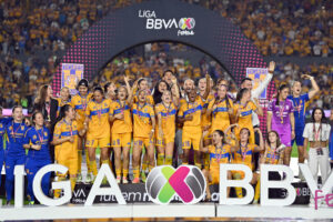 Jugadoras de Tigres celebran al ganar la final del Torneo Apertura 2025 de la Liga Femenil MX entre Tigres y América en el estadio Universitario en San Nicolás de Los Garza (México). EFE/Miguel Sierra