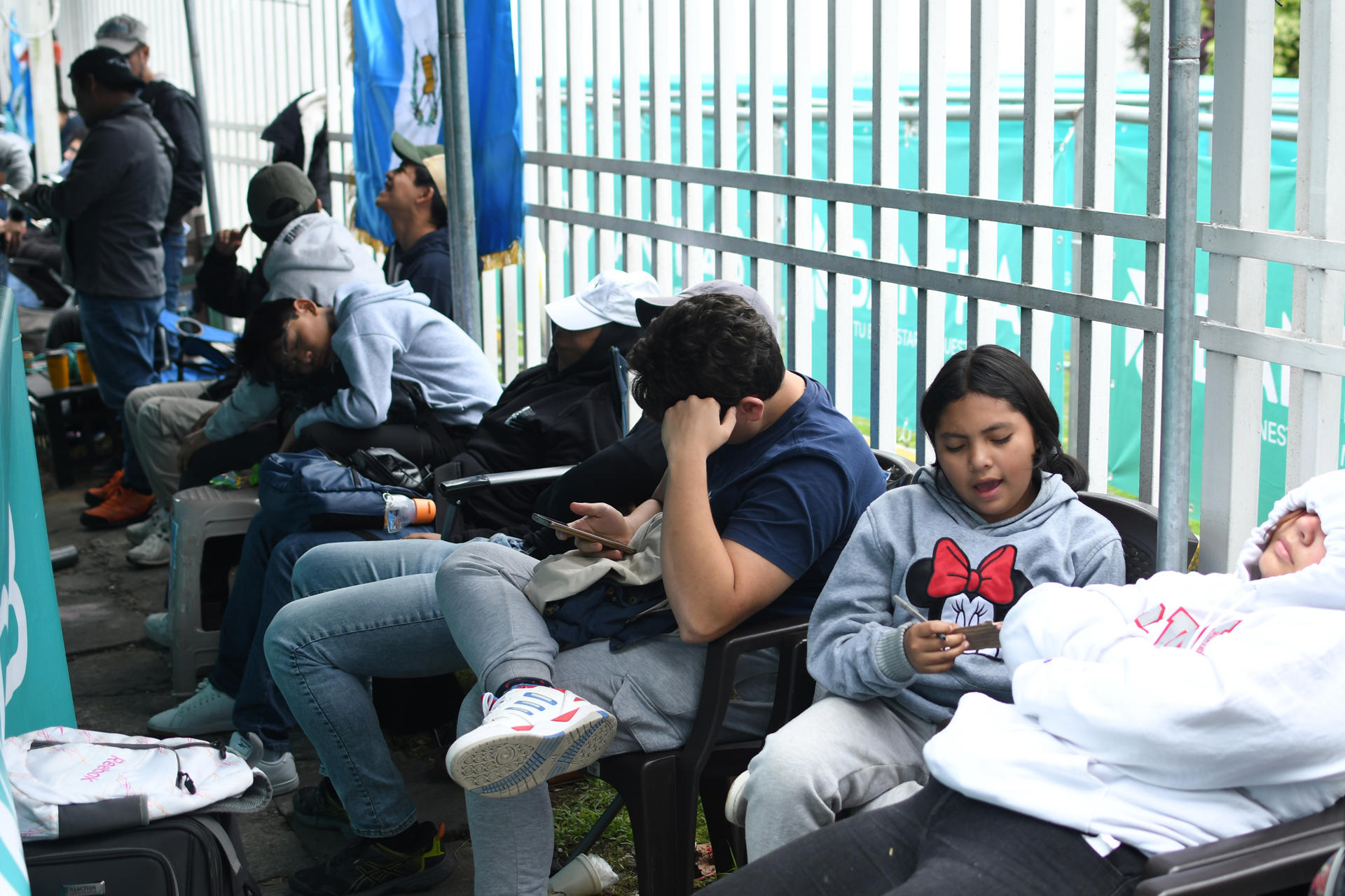 La fiebre por la selección de fútbol de Guatemala ha llevado a centenas de aficionados a acampar en las proximidades de los centros de venta de entradas para ver los partidos de eliminatorias del Mundial de 2026 contra Panamá y Surinam. EFE/ Alex Cruz 