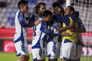Jugadores de Pachuca festejan un gol este jueves, en un partido de repechaje para la fase final del torneo Apertura 2025 de la Liga MX entre Pachuca y Pumas en el estadio Hidalgo, en Pachuca (México). EFE /David Martínez Pelcastre