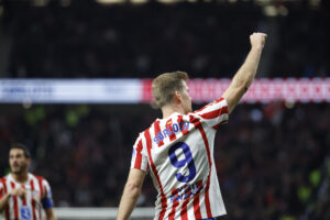 El delantero noruego del Atlético de Madrid Alexander Sørloth celebra tras anotar el primer gol del equipo durante el partido de la jornada 14 de LaLiga EA Sports en el Estadio Riyadh Air Metropolitano de la capital española. EFE/ Juanjo Martín