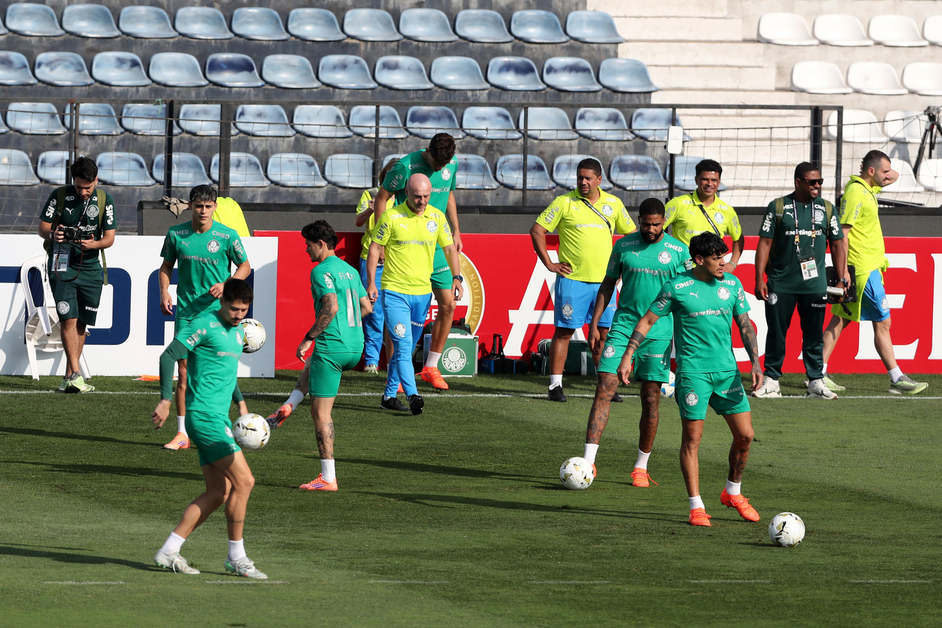 Jugadores del club Palmeiras cumplireron este viernes el último entrenamiento de cara a la final de la Copa Libertadores, el sábado contra Flamengo en Lima. EFE/ Paolo Aguilar
