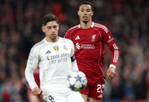 Hugo Ekitike (s) y Federico Valverde durante el partido de la UEFA Champions League que han jugado Liverpool FC y Real Madrid, en Liverpool, Reino Unido. EFE/EPA/ADAM VAUGHAN