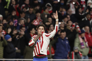 El defensa uruguayo del Atlético de Madrid, José María Giménez, celebra el segundo gol del equipo rojiblanco durante el partido de la Liga de Campeones que Atlético de Madrid e Inter de Milán disputaron en el estadio Metropolitano. EFE/Sergio Pérez.