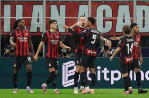 El jugador del AC Milan celebra el gol de Strahinja Pavlovic durante el partido de la Serie A que han jugado AC Milan y AS Roma en Milan, Italia. EFE/EPA/Roberto Bregani