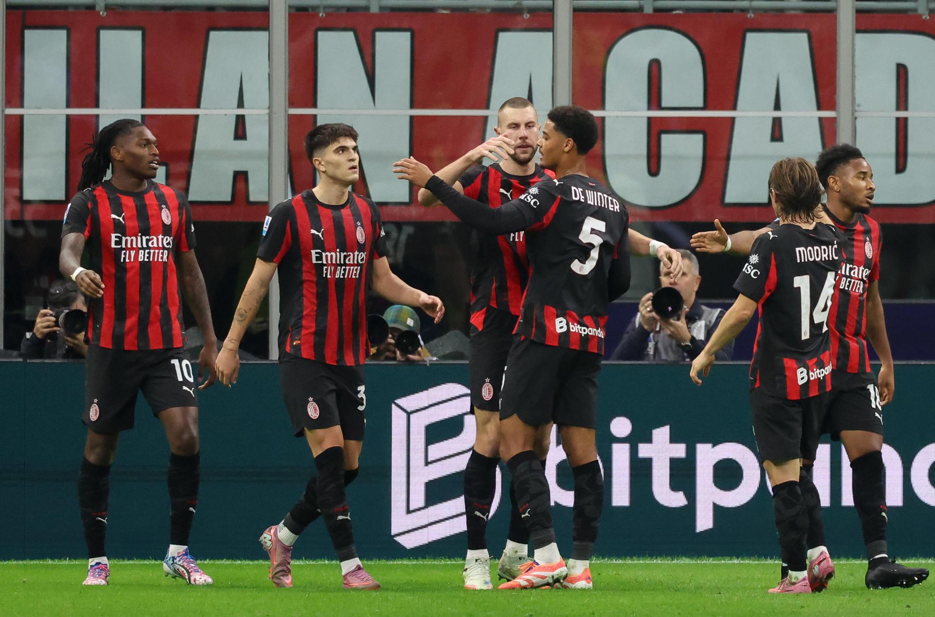 El Milan no puede ante el Genoa del mexicano Johan Vásquez