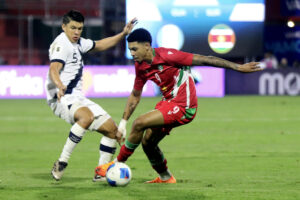 José Rosales (i), de Guatemala, disputa el balón con Richonell Margaret, de Surinam, en un partido por las eliminatorias de Concacaf al Mundial 2026 entre Guatemala y Surinam en el estadio El Trébol, en Ciudad de Guatemala (Guatemala). EFE/ Fernando Ruiz