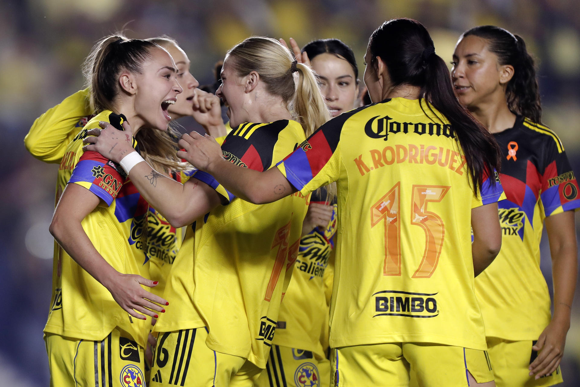 Jugadoras de América celebran un gol este jueves, en el partido de ida por la final de la Liga MX Femenil entre América y Tigres en el estadio Ciudad de los Deportes, en Ciudad de México (México). EFE/ Isaac Esquivel