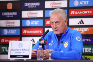 Fotografía cedida por la Asociación Paraguaya de Fútbol (APF) de su técnico, Gustavo Alfaro, hablando durante una rueda de prensa en San Antonio (Estados Unidos). EFE/ Asociación Paraguaya de Fútbol