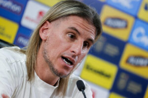 El seleccionador de Ecuador, el argentino Sebastián Beccacece, habla en una rueda de prensa este lunes, en Quito. EFE/ José Jácome
