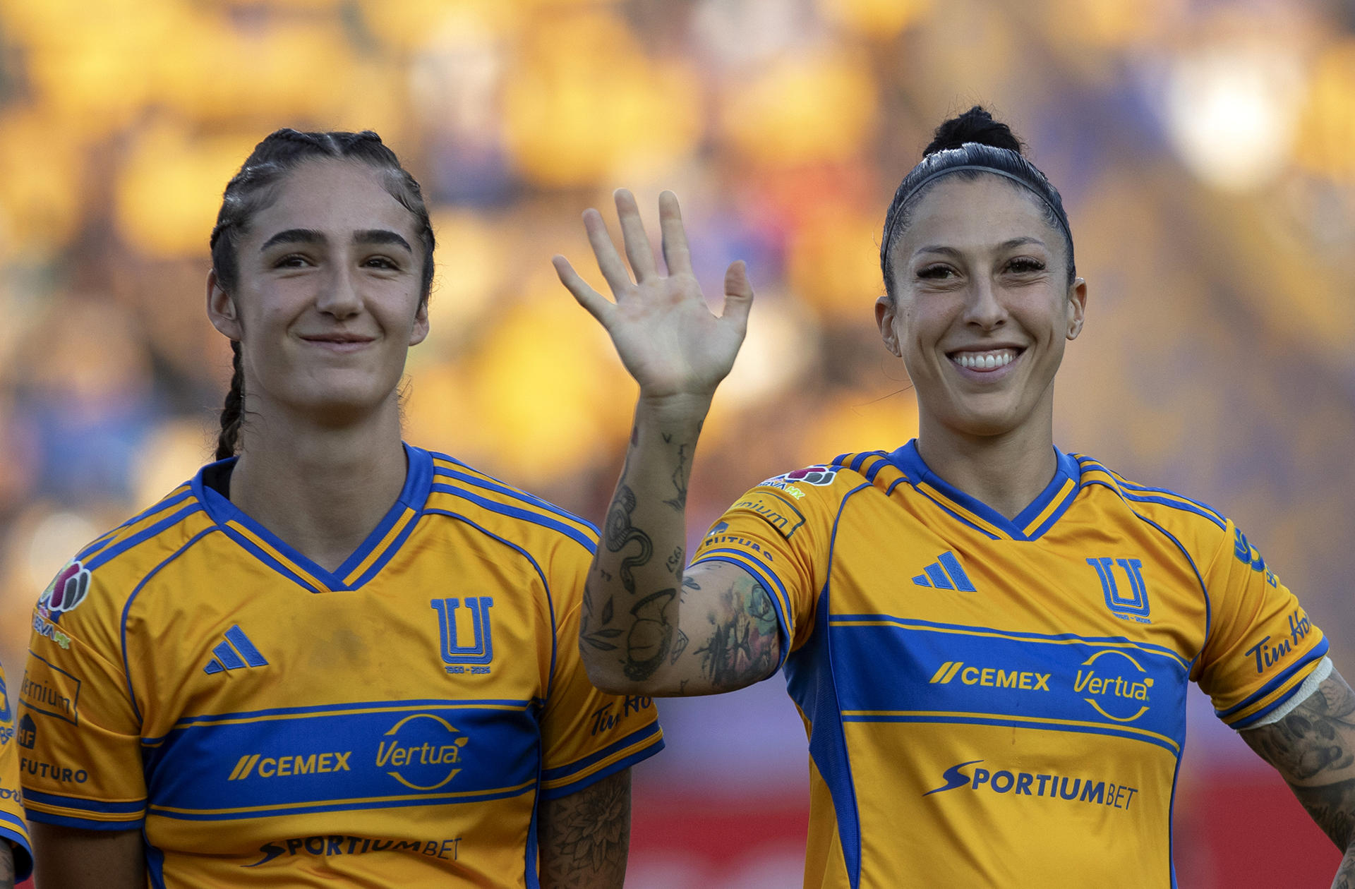 Diana Ordóñez (i) y Jennifer Hermoso de Tigres posan durante un partido de las semifinales del torneo Apertura 2025 de la Liga MX Femenil entre Tigres y Cruz Azul en el estadio Universitario, en San Nicolás de los Garza (México). EFE/ Antonio Ojeda 