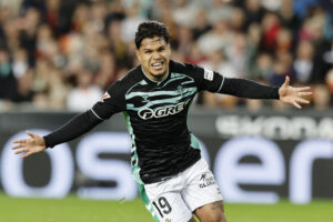El delantero colombiano del Betis, Cucho Hernández, celebra el primer gol del equipo bético durante el partido de la jornada 12 de LaLiga EA Sports que Valencia CF y Real Betis disputaron en el Estadio de Mestalla. EFE/ Kai Försterling