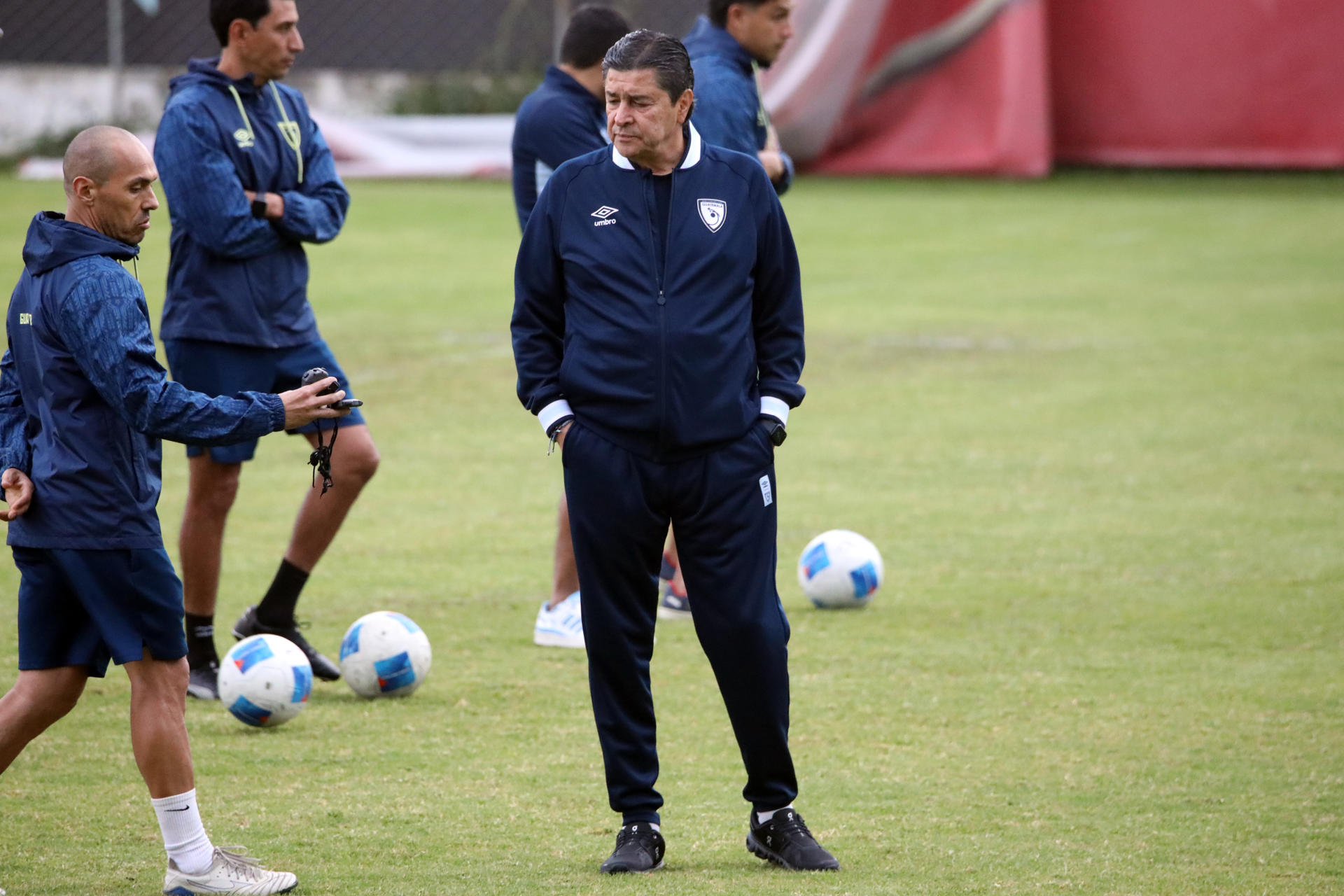 El seleccionador de Guatemala, Luis Fernando Tena, observa un entrenamiento previo al partido contra la selección de Panamá por las eliminatorias de Concacaf para la Copa del Mundo 2026, en Ciudad de Guatemala. EFE/Fernando Ruiz 