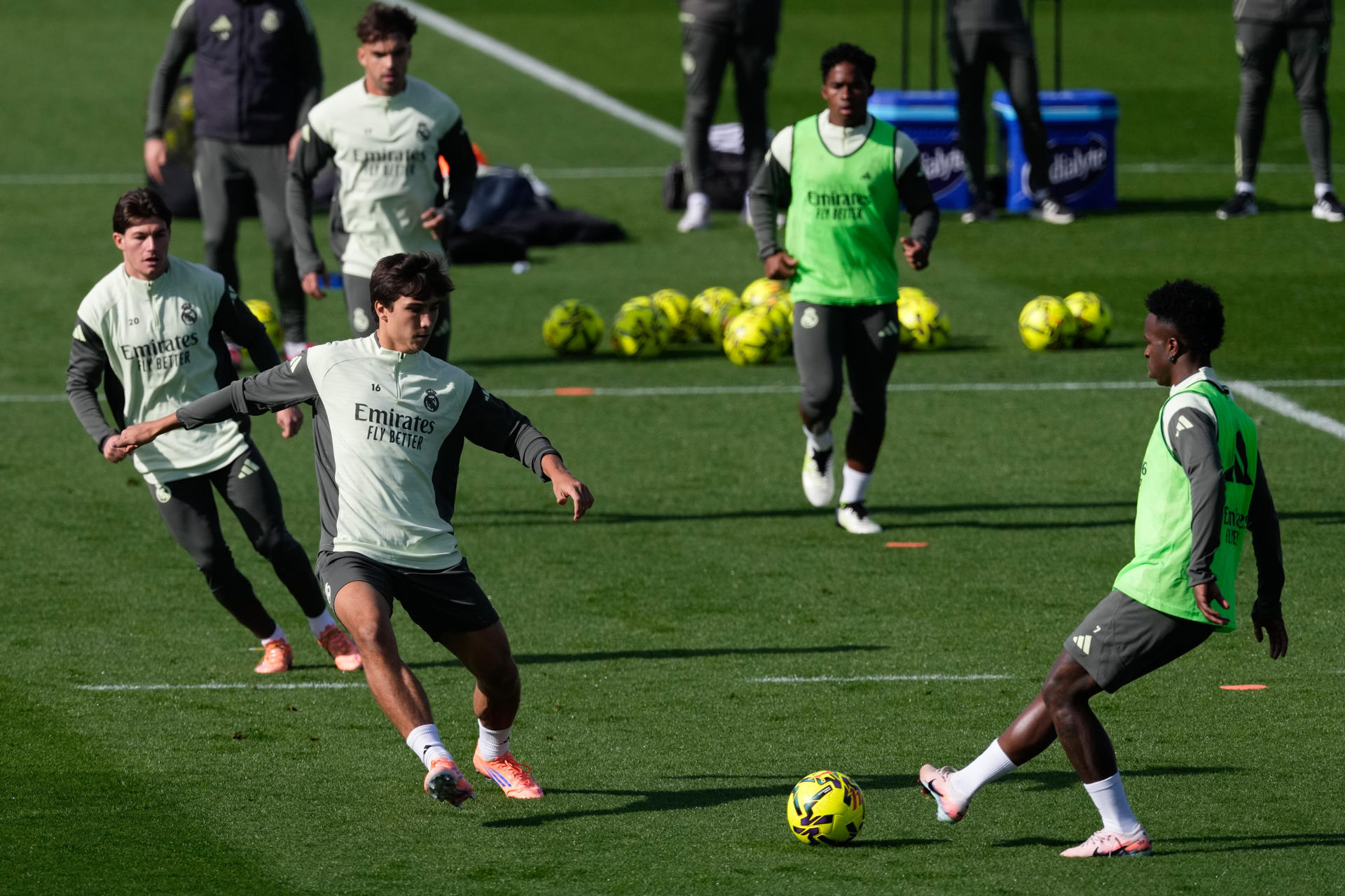 Vinicius Jr (d) y Gonzalo (i), durante el entrenamiento realizado esta mañana en la Ciudad Deportiva de Valdebebas para preparar el partido de Liga de mañana frente al Rayo Vallecano. EFE/Borja Sánchez Trillo 