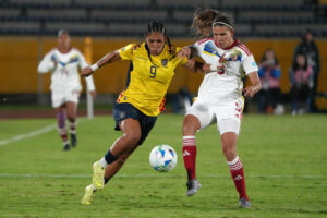Nayely Bolaños (i), de Ecuador, disputa un balón con Yenifer Giménez, de Venezuela, en un partido de la Liga de Naciones Femenina entre Ecuador y Venezuela en el estadio Rodrigo Paz Delgado, en Quito (Ecuador). EFE/Vicente Costales
