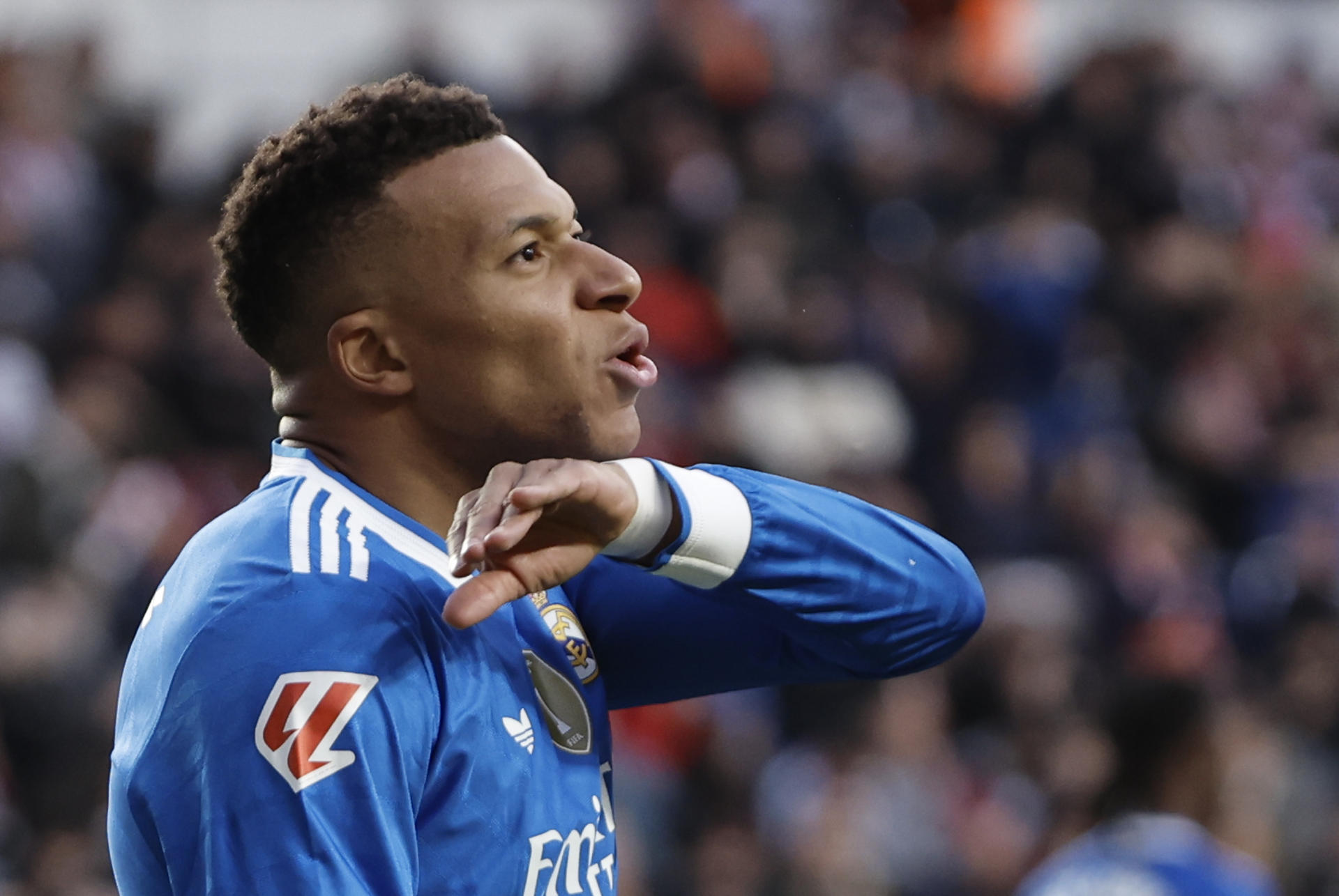 El delantero del Real Madrid Kyllian Mbappé, durante el partido de la jornada 12 de LaLiga EA Sports que Rayo Vallecano y Real Madrid disputaron en el Estadio de Vallecas, en la capital española. EFE/Sergio Pérez 