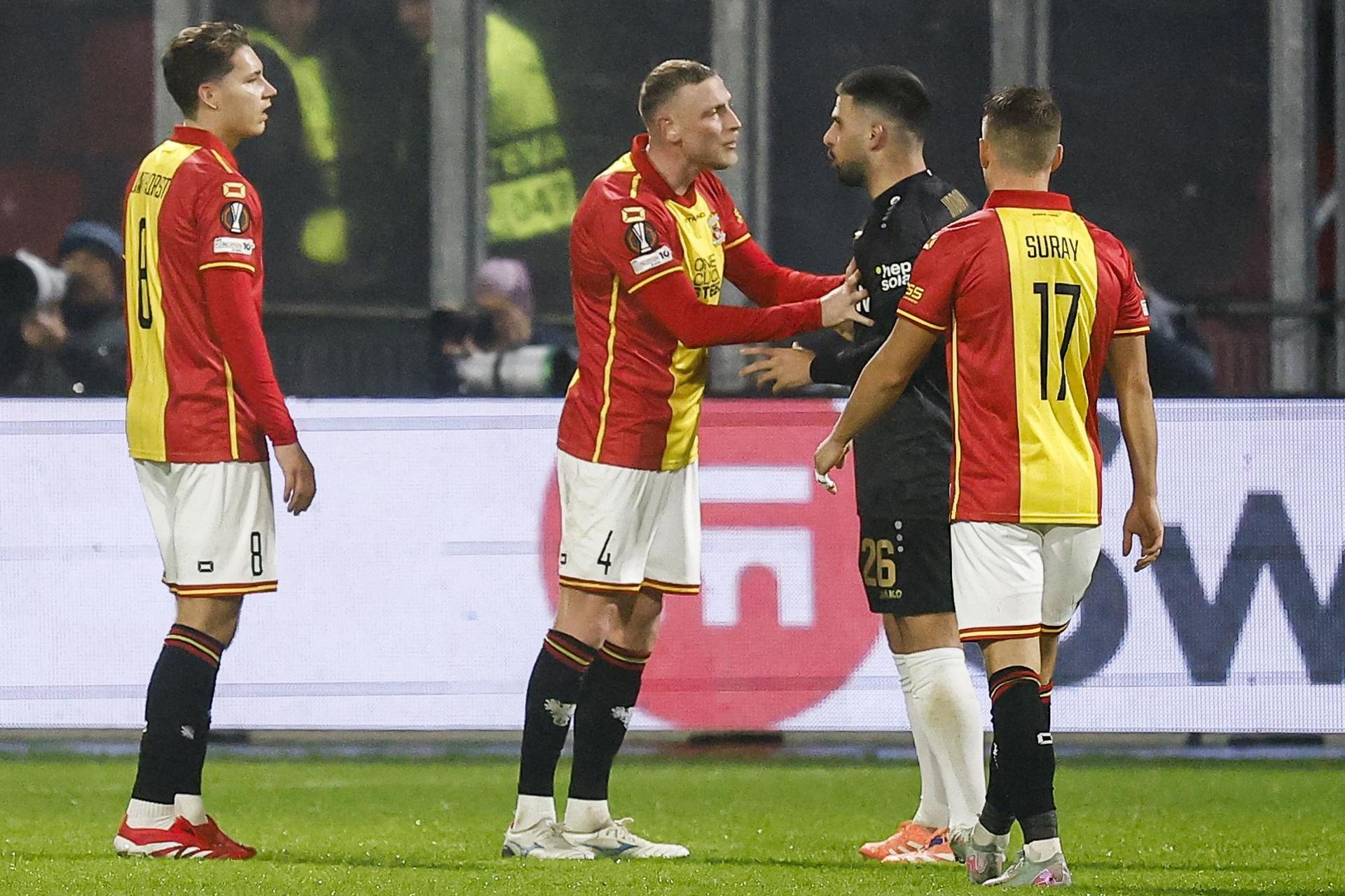 Joris Kramer (i), del Go Ahead, y Deniz Undav, del Stuttgart, en plena discusión durante el partido de Liga Europa disputado este jueves. EFE/ Vincent Jannink