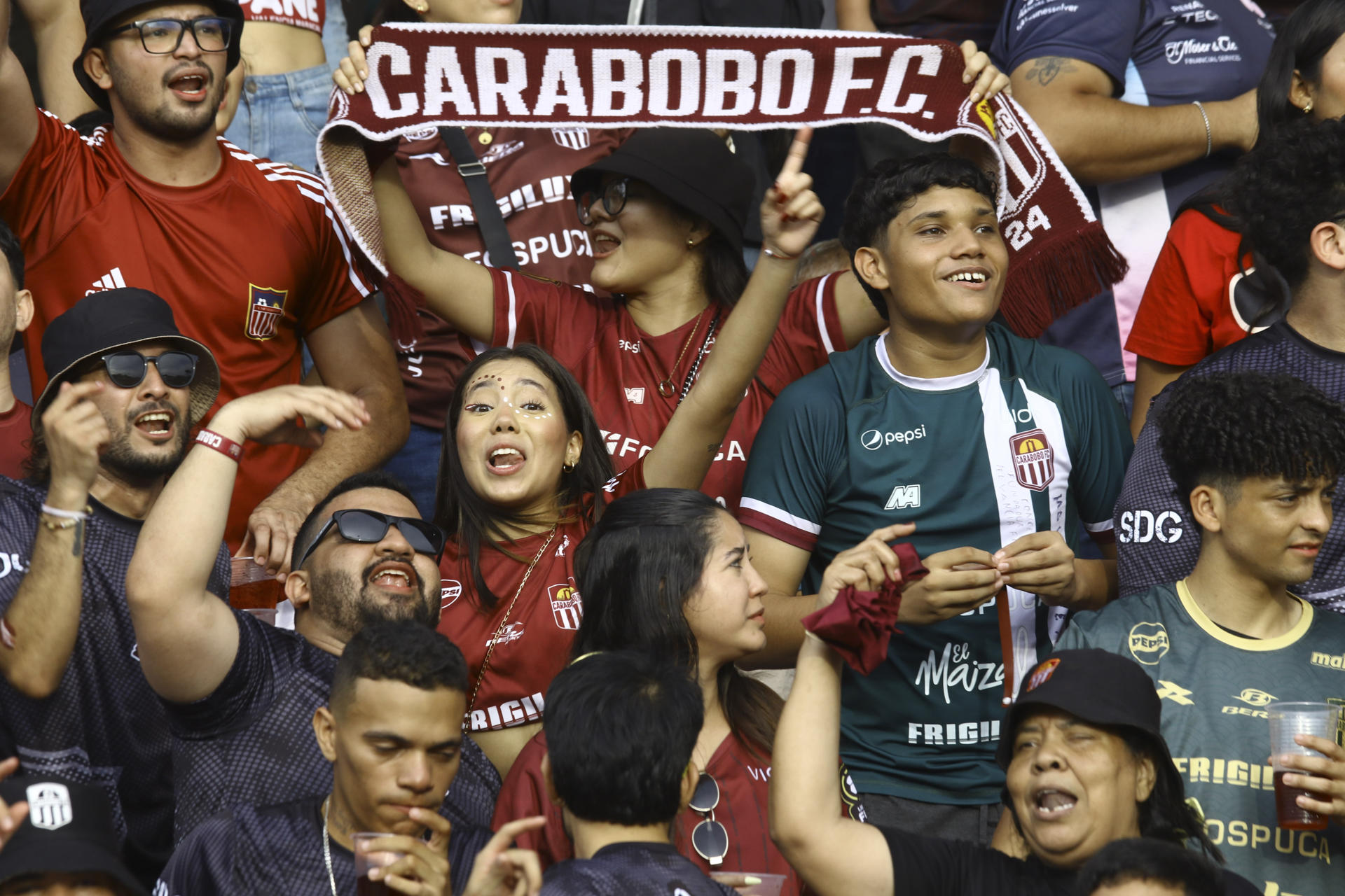 Hinchas de Carabobo animan durante un encuentro de la final del Torneo Clausura entre Carabobo y Puerto Cabello en el estadio Polideportivo Misael Delgado en Valencia (Venezuela). EFE/Juan Carlos Hernández 