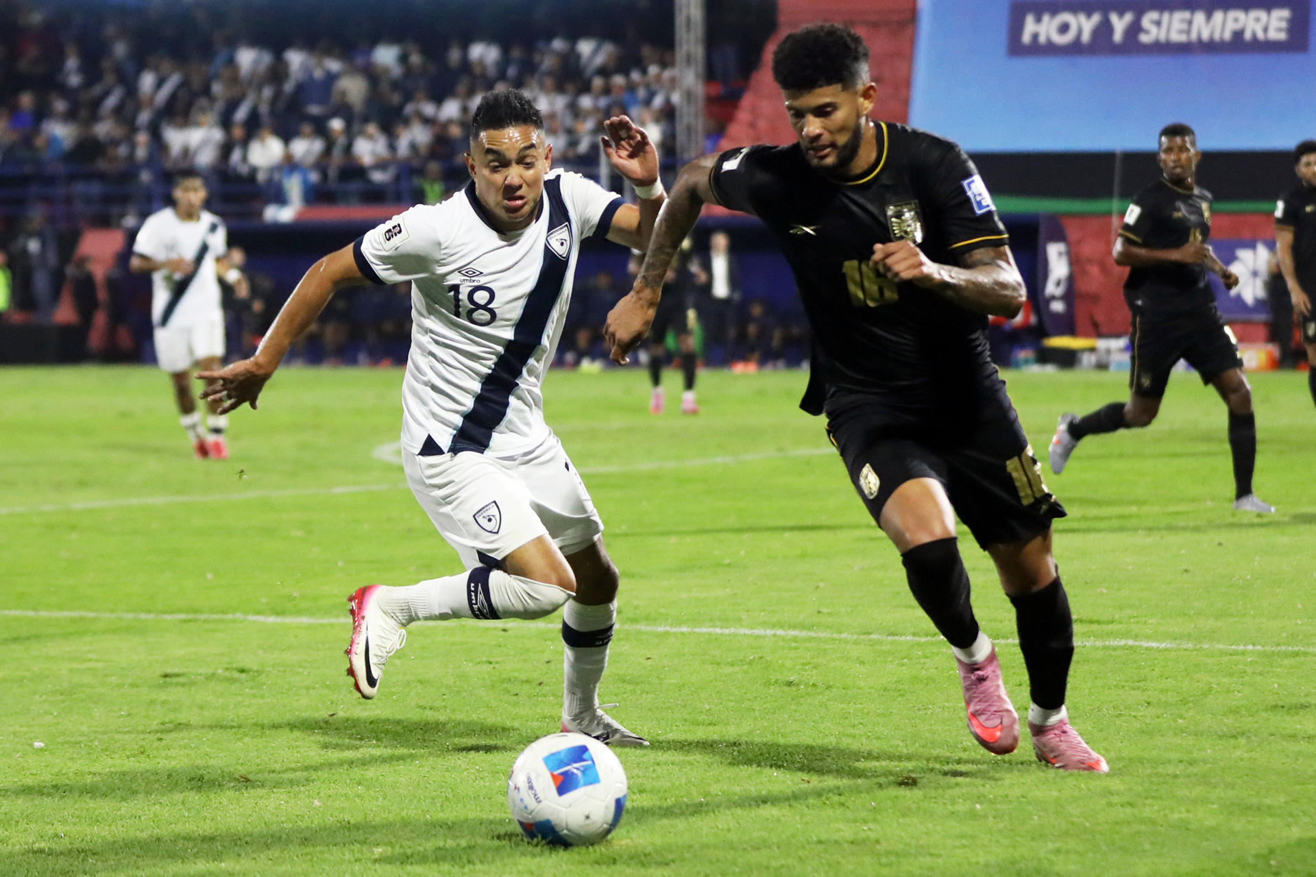 Federación de Guatemala respalda a mexicano Luis Fernando Tena tras caída 7-0 ante Argelia