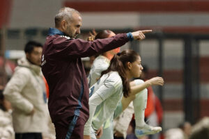 El entrenador de la selección femenina de México, Pedro López, dirige un partido amistoso en el estadio Nemesio Díez, en Toluca (México). Imagen de archivo. EFE/ Alex Cruz