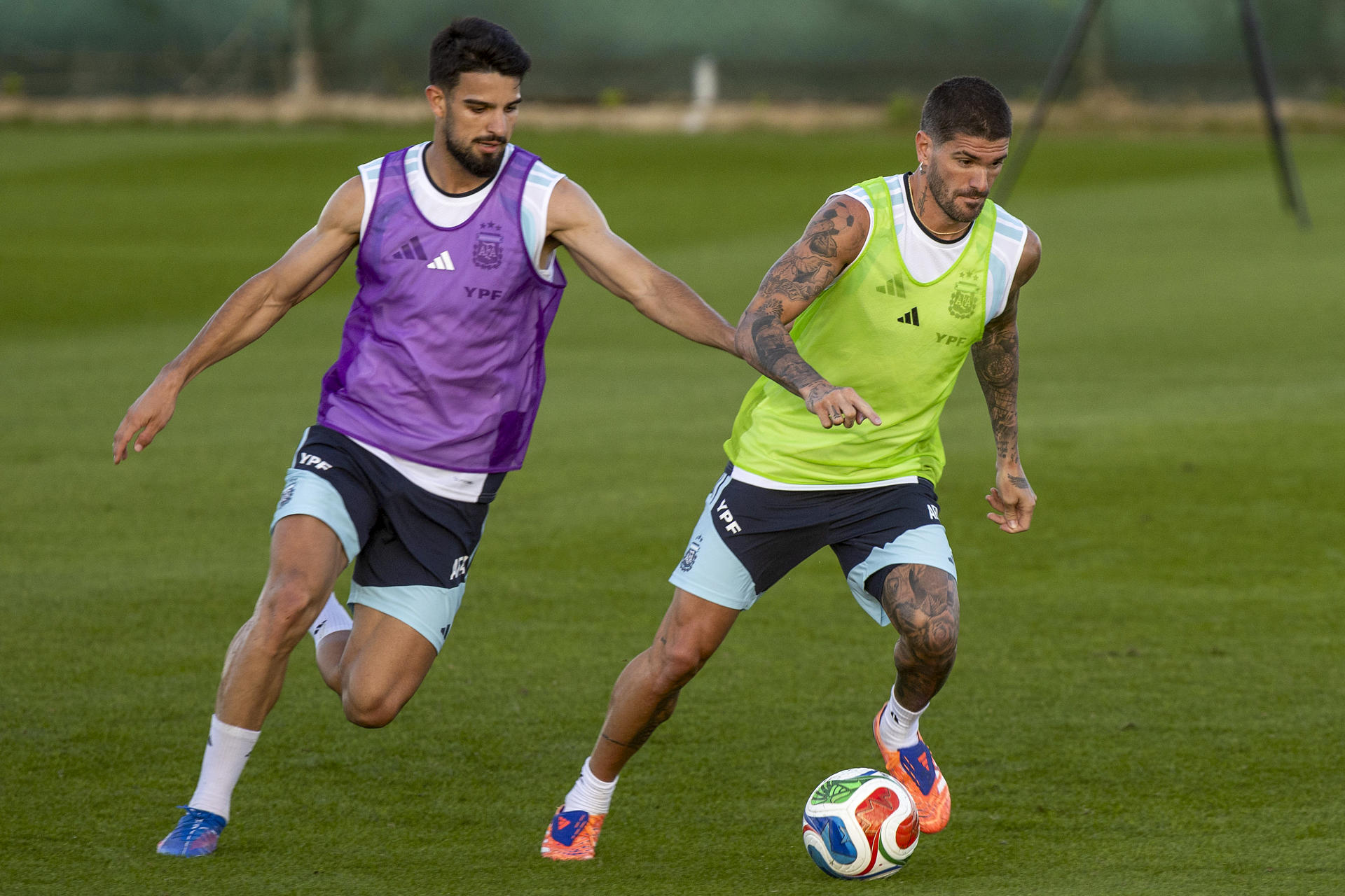 El jugador de la selección Argentina De Paul (d) durante un momento del entrenamiento previo al partido que disputarán el próximo 24 de noviembre ante Angola, este martes en el campo de Fútbol de la Finca Resort en Algorfa, Alicante. EFE/Marcial Guillén 