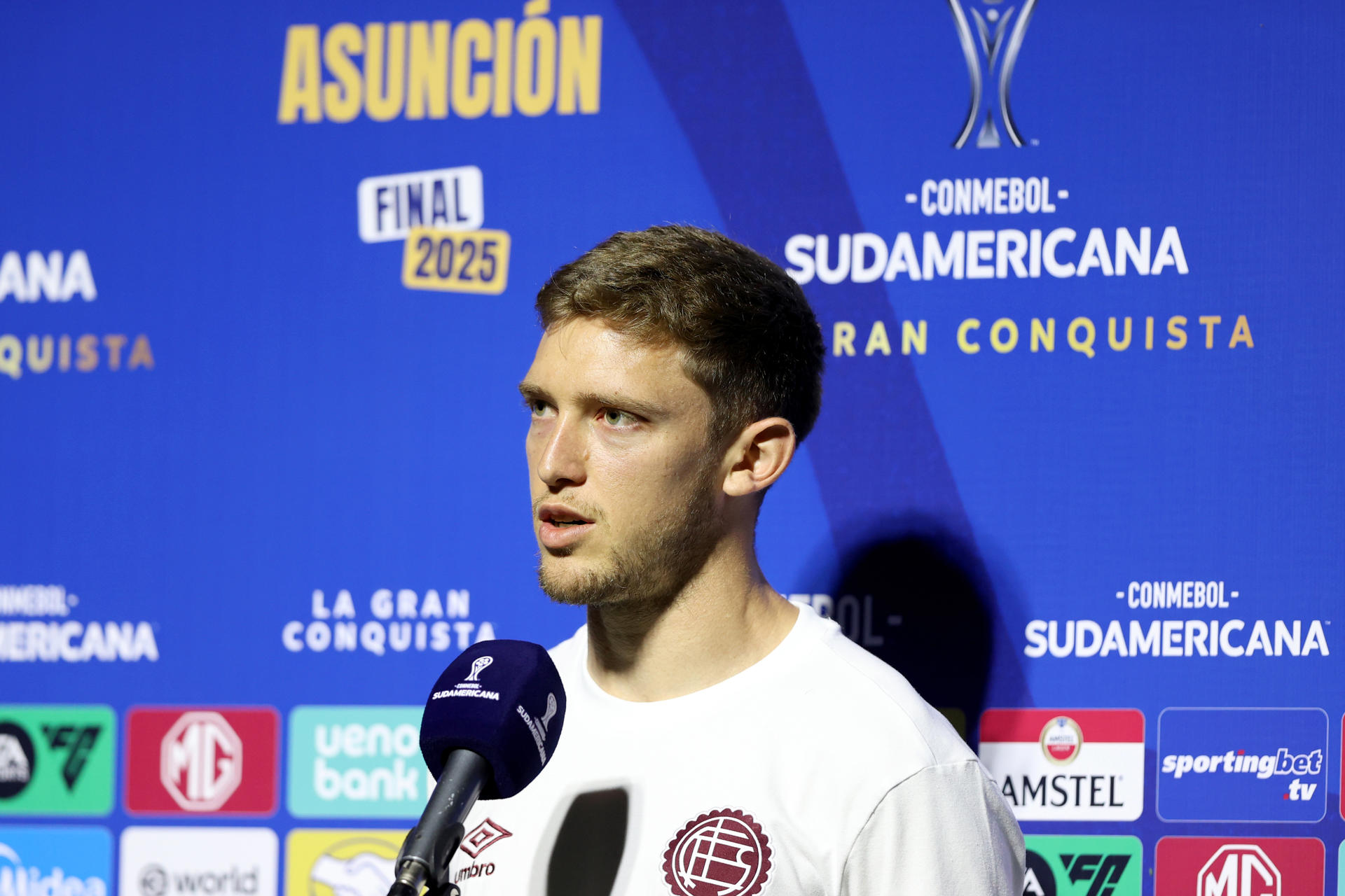 Rodrigo Castillo, delantero de Lanús, habla durante una rueda de prensa este miércoles en Luque (Paraguay). EFE/ Juan Pablo Pino 
