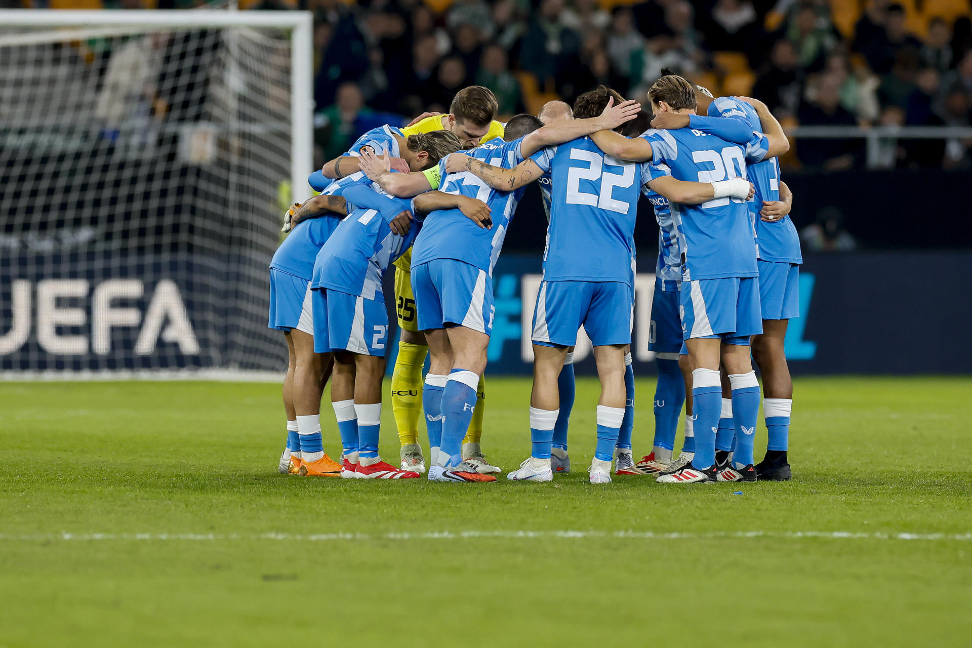 Los jugadores del Utrecht en el partido de Liga Europea UEFA que disputan el Real Betis y el FC Utrecht, este jueves en el estadio de La Cartuja de Sevilla. EFE/ Jose Manuel Vidal 