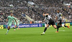 El jugador del Newcastle Dan Burn logra el 1-0 durante el partido de la cuarta jornada de la UEFA Champions League que han jugado Newcastle United y Athletic Club, en Newcastle, Reino Unido. EFE/EPA/PETER POWELL