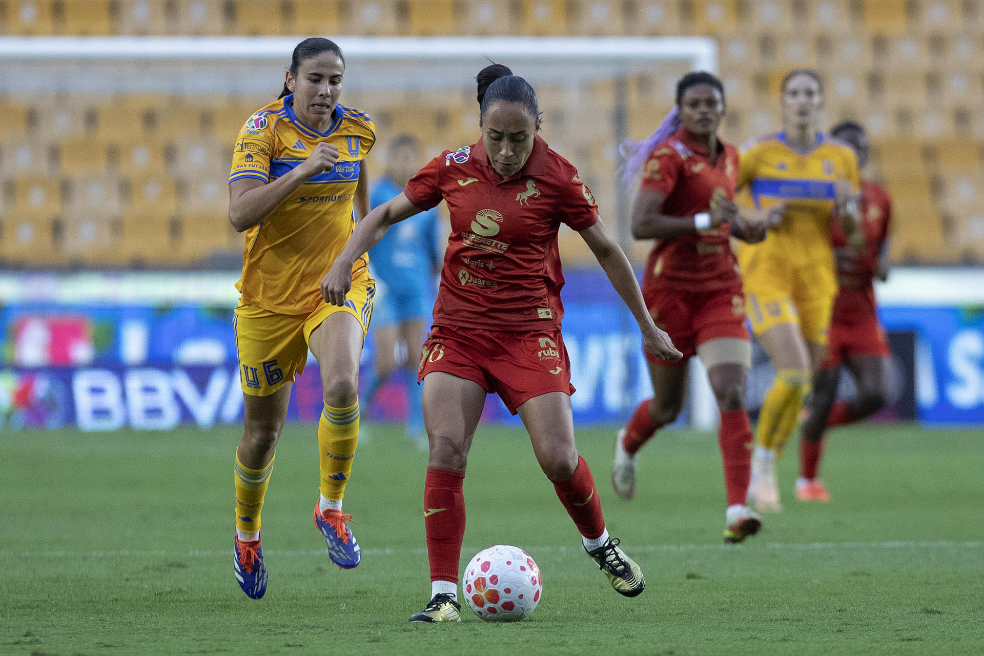 Jimena López (i), de Tigres, disputa un balón con Liliana Mercado (d), de Juárez, durante un partido de vuelta de los cuartos de final de la Liga MX Femenil entre Tigres y Juárez en el estadio Universitario, en San Nicolás de los Garza Nuevo León (México). EFE/ Antonio Ojeda 