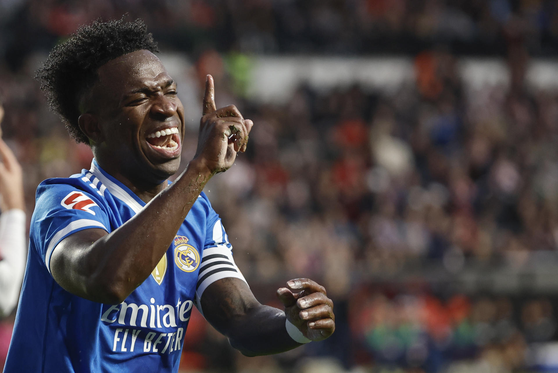 El delantero del Real Madrid Vinicius Jr gesticula durante el partido de la jornada 12 de LaLiga EA Sports que Rayo Vallecano y Real Madrid disputan este domingo en el Estadio de Vallecas, en la capital española. EFE/SERGIO PÉREZ 