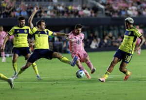 Lionel Messi (c) anota un gol para el Inter Miami en el juego ante el Nashville en el Chase Stadium en Fort Lauderdale, Florida. EFE/EPA/CRISTOBAL HERRERA-ULASHKEVICH