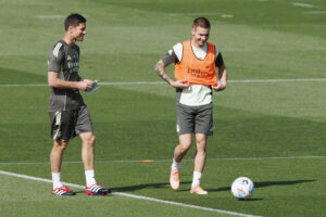 Foto de archivo del entrenador del Real Madrid Xabi Alonso (i) junto al jugador argentino Franco Mastantuono. EFE/Sergio Pérez
