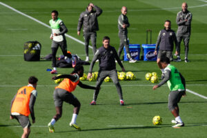 El entrenador del Real Madrid, Xabi Alonso (c), dirige el entrenamiento de esta mañana en la Ciudad Deportiva de Valdebebas. EFE/Borja Sánchez Trillo