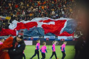 La bandera de Eslovaquia durante el partido contra Irlanda del Norte disputado en Kosice de fase de clasificación para el Mundial de 2026. EFE/EPA/ROBERT NEMETI