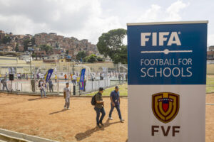 Fotografía de un cartel de la FIFA que anuncia el proyecto en Venezuela 'Fútbol para las escuelas'. EFE/ Miguel Gutiérrez