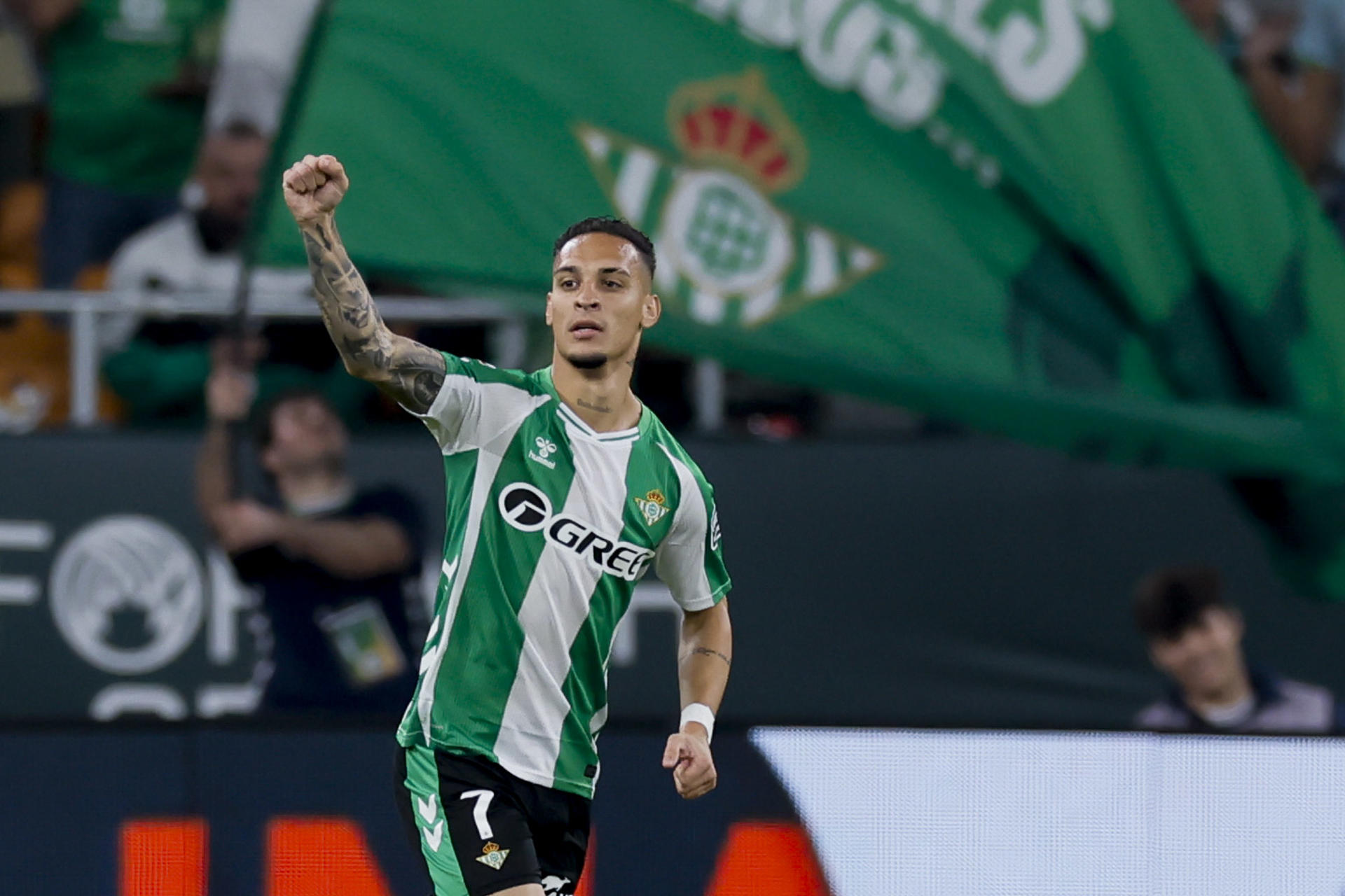 El brasileño Antony conduce al Betis directo a octavos
