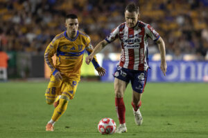 Fernando Gorriarán (i) de Tigres disputa un balón con Sebastien Salles-lamonge de San Luis. Imagen de archivo. EFE/Antonio Ojeda