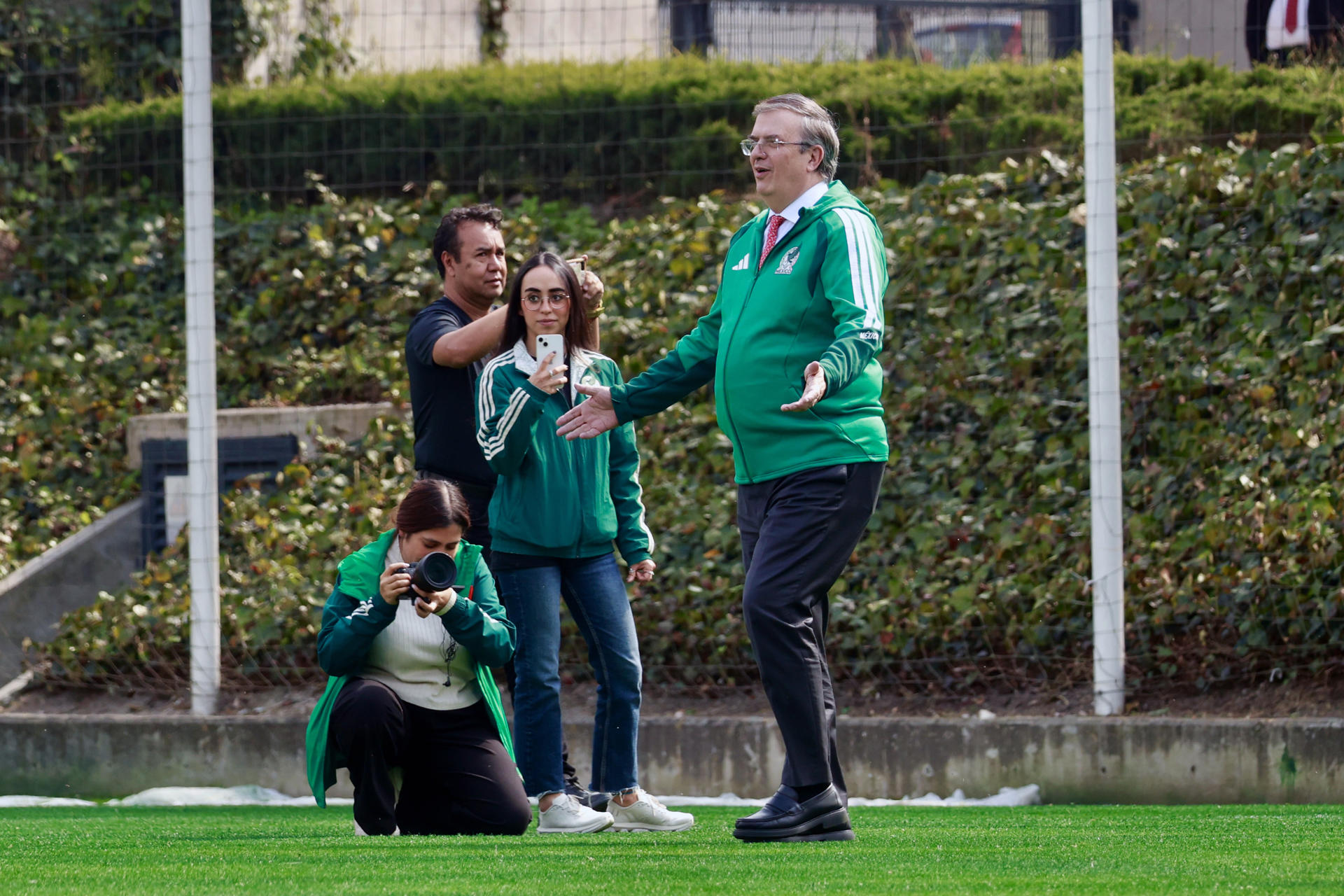 El secretario de Economía, Marcelo Ebrard, participa en un acto protocolario este miércoles, en la ciudad de Toluca (México). EFE/Felipe Gutiérrez 