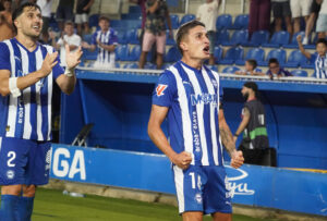 El defensa argentino Nahuel Tenaglia (d) celebra un gol con el Alavés. EFE/ L. Rico