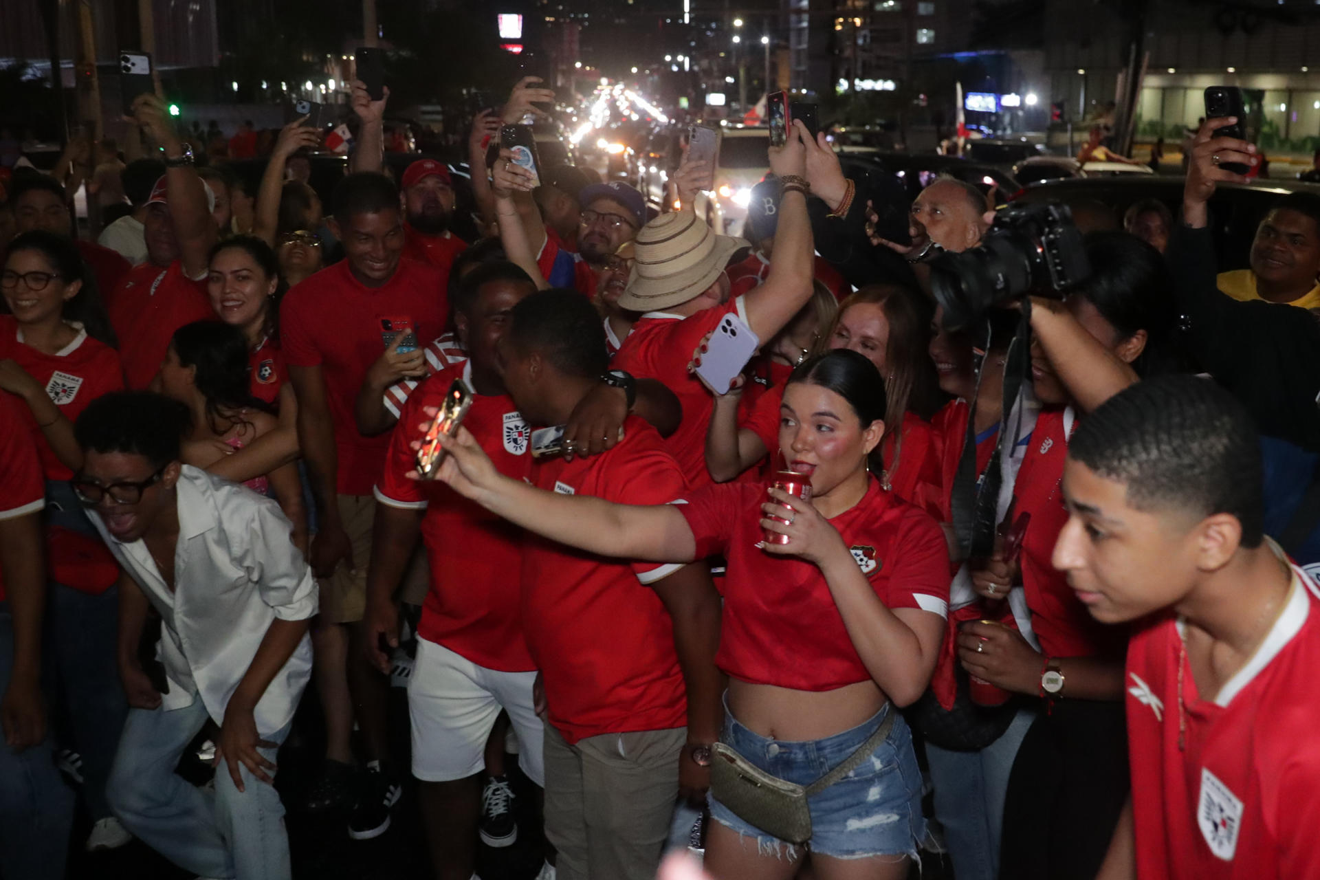 Aficionados de Panamá celebran la clasificación de la selección de su país al Mundial de 2026 este martes al golear por 3-0 a la de El Salvador en la fecha final de las eliminatorias de la Concacaf. EFE/ Carlos Lemos 