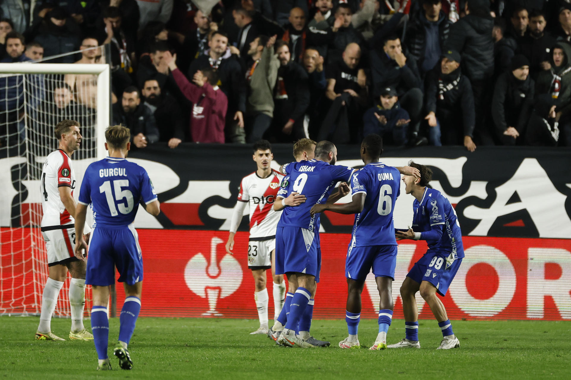 Los jugadores del Lech Poznan celebran con su compañero Antoni Kozubal el segundo gol del partido de Liga Conferencia que Rayo Vallecano y Lech Poznan disputan este jueves en el estadio de Vallecas. EFE/Juanjo Martín 