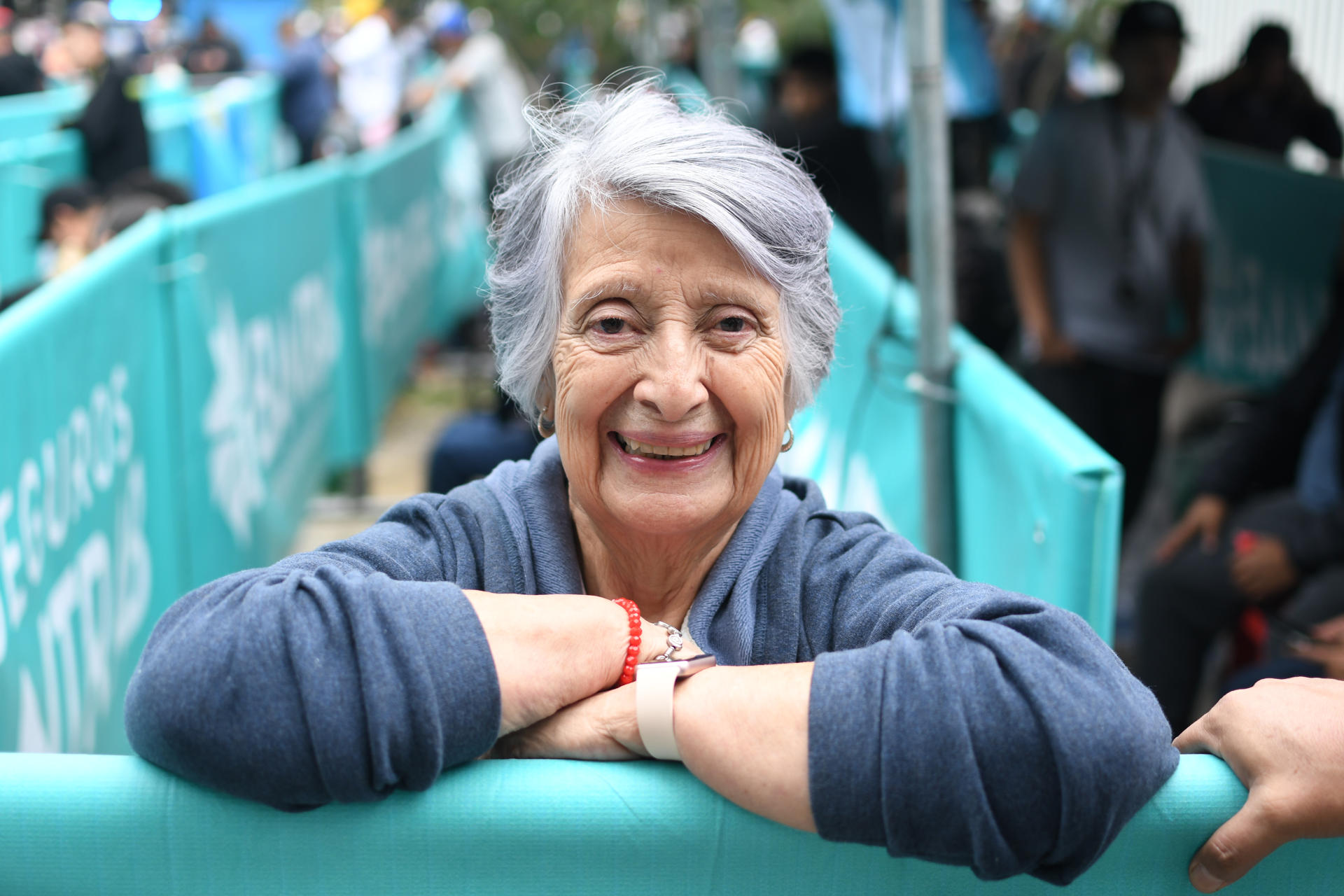 Una aficionada ha decidido dormir en la calle con algunos familiares cerca de los puestos de venta de entradas al estadio para ver los partidos de eliminatorias del Mundial de la selección de Guatemala. EFE/ Alex Cruz 