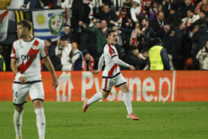 El delantero del Rayo Jorge de Frutos (d) celebra tras marcar el segundo gol ante el Lech Poznan, durante el partido de la Liga Conferencia que Rayo Vallecano y Lech Poznan disputan este jueves en el estadio de Vallecas, en Madrid. EFE/Juanjo Martín