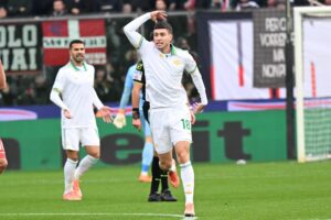 El delantero argentino del Roma Matías Soule celebra su gol ante el Cremonese, el pasado domingo, en el partido de la Serie A disputado en el estadio Giovanni Zini de Cremona. EFE/EPA/Gianluca Ricci