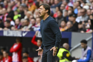 El entrenador del Sevilla, el argentino Matias Almeyda, durante partido de LaLiga entre el Atlético de Madrid y el Sevilla, este sábado en el estadio Metropolitano. EFE/ Fernando Villar