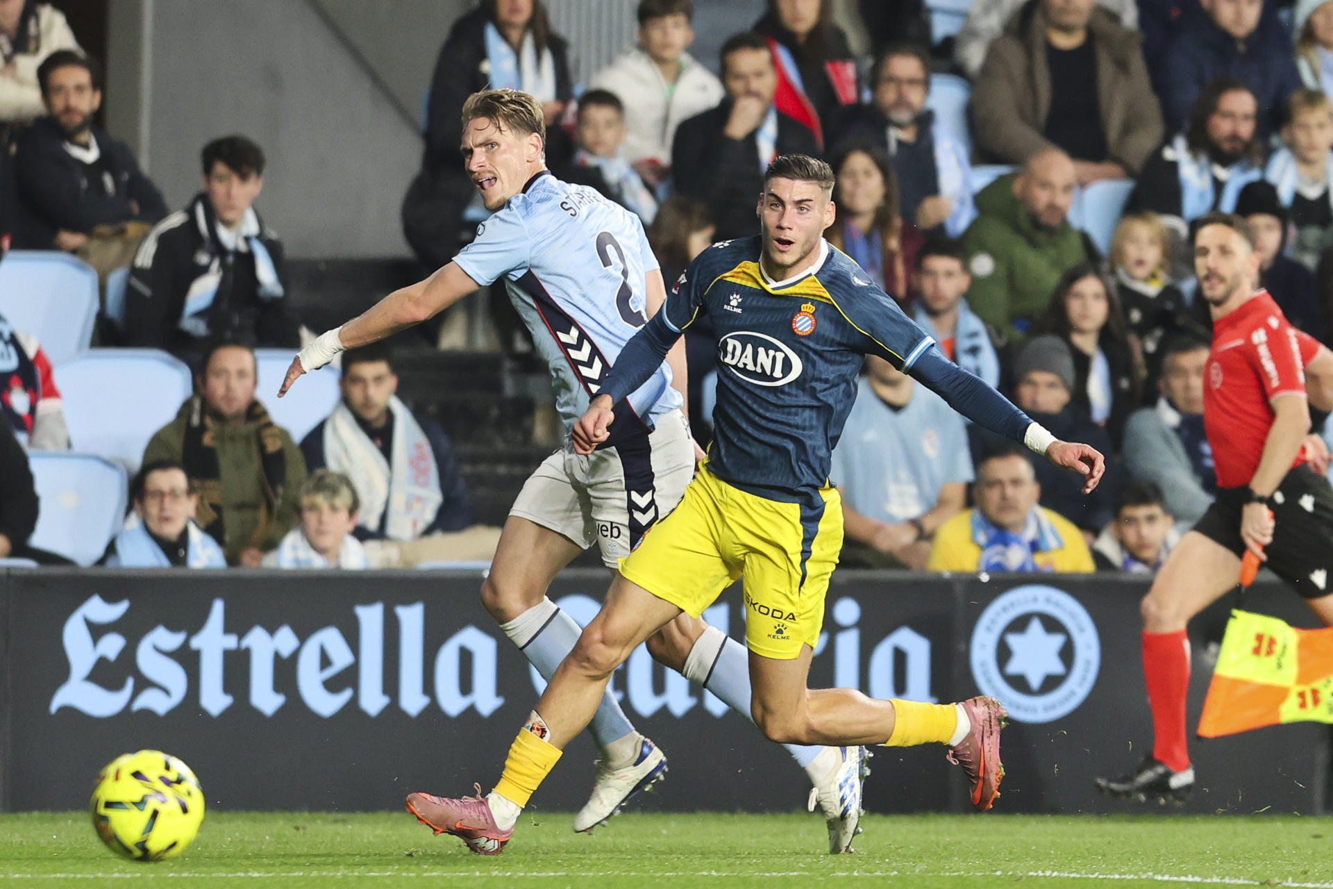 El defensa del Celta Carl Starfelt (i) disputa un balón con el delantero del Espanyol Roberto Fernández (d) durante el partido de LaLiga entre RC Celta de Vigo y RCD Espanyol celebrado este domingo en el Estadio de Balaídos, en Vigo. EFE/ Salvador Sas 