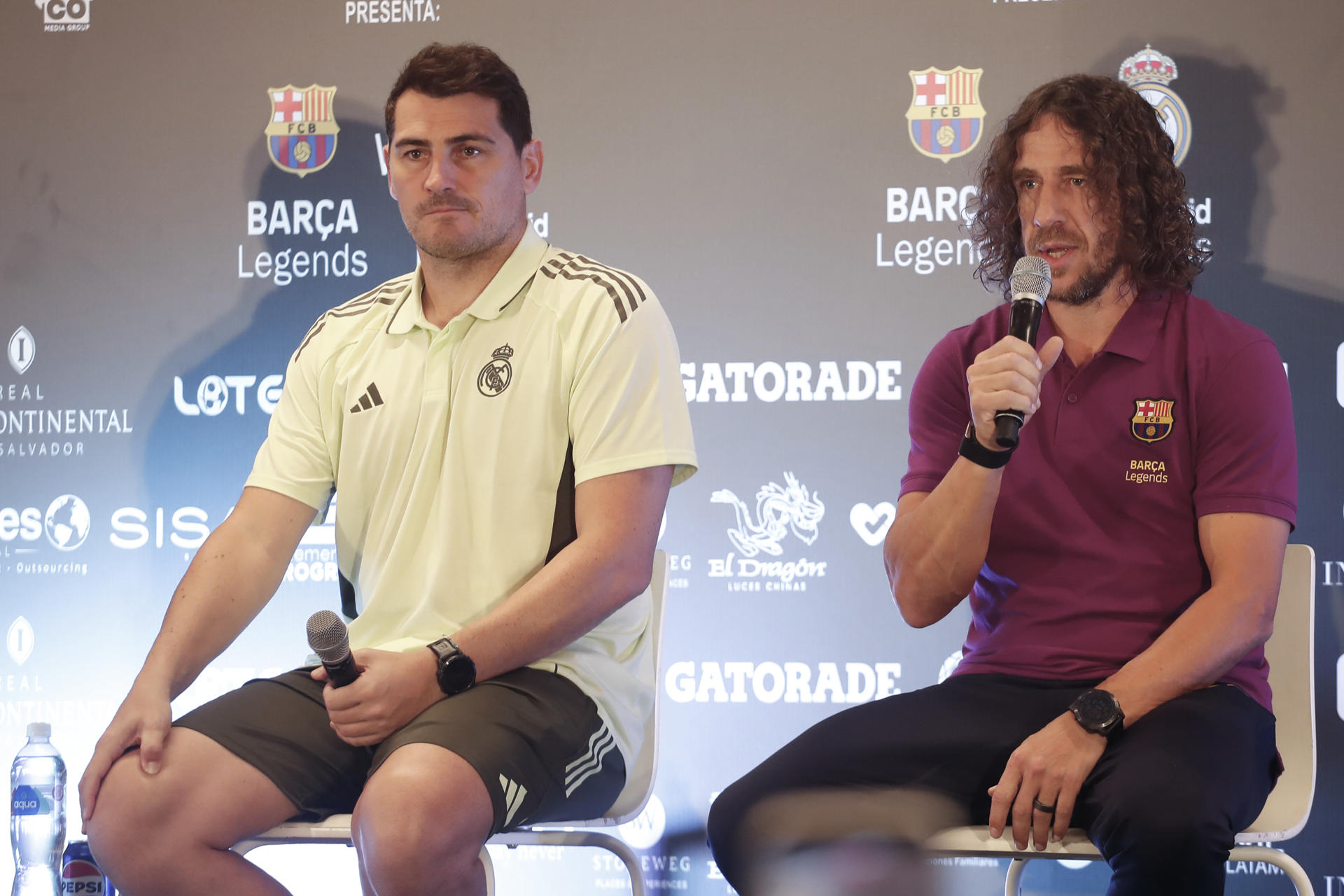 Los exjugadores Iker Casillas (i) y Carles Puyol participan en una rueda de prensa este viernes, en San Salvador. EFE/Rodrigo Sura 