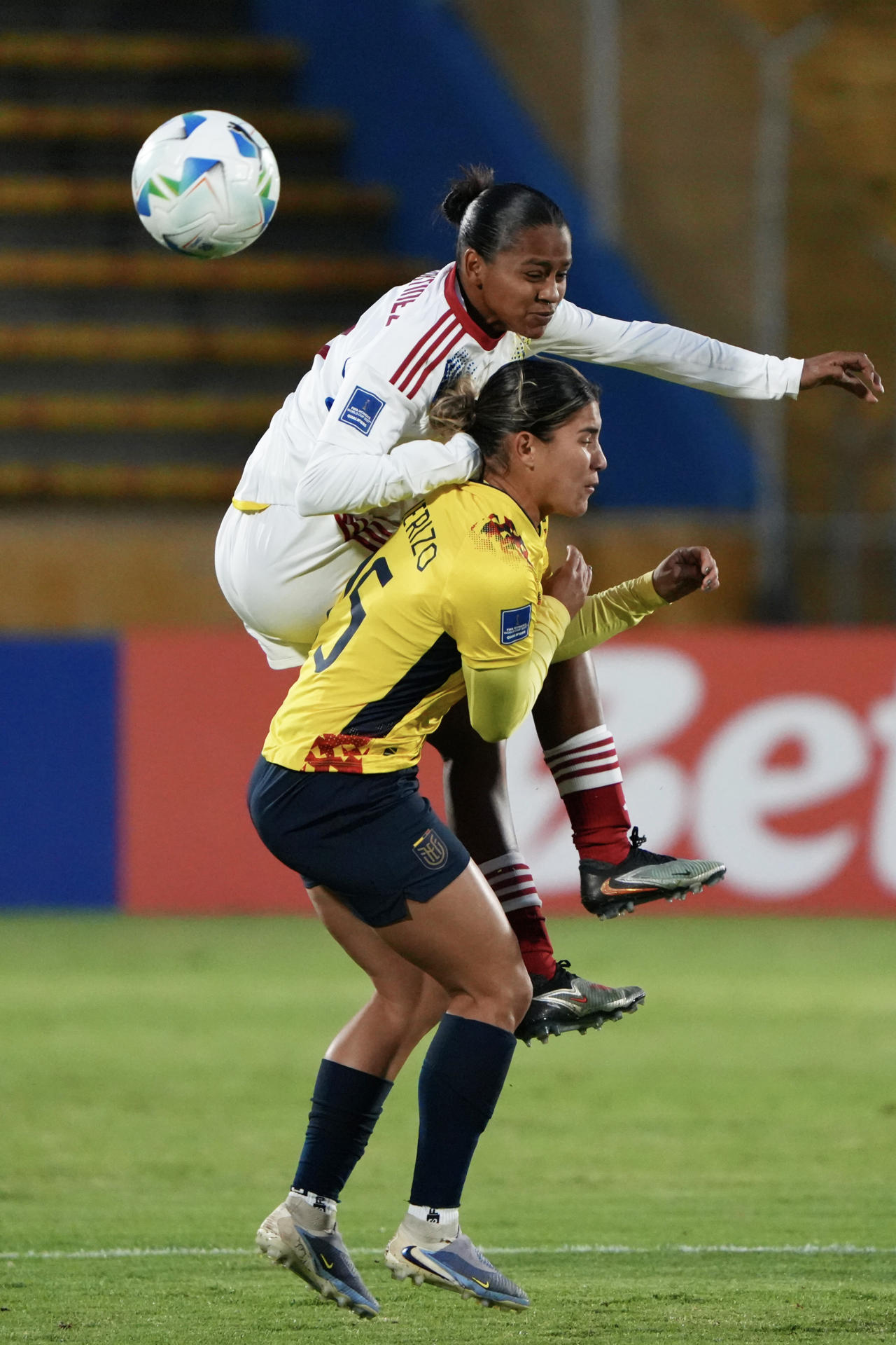 Manoly Baquerizo (d), de Ecuador, disputa un balón con Bárbara Martínez, de Venezuela, en un partido de la Liga de Naciones Femenina entre Ecuador y Venezuela en el estadio Rodrigo Paz Delgado, en Quito (Ecuador). EFE/Vicente Costales 