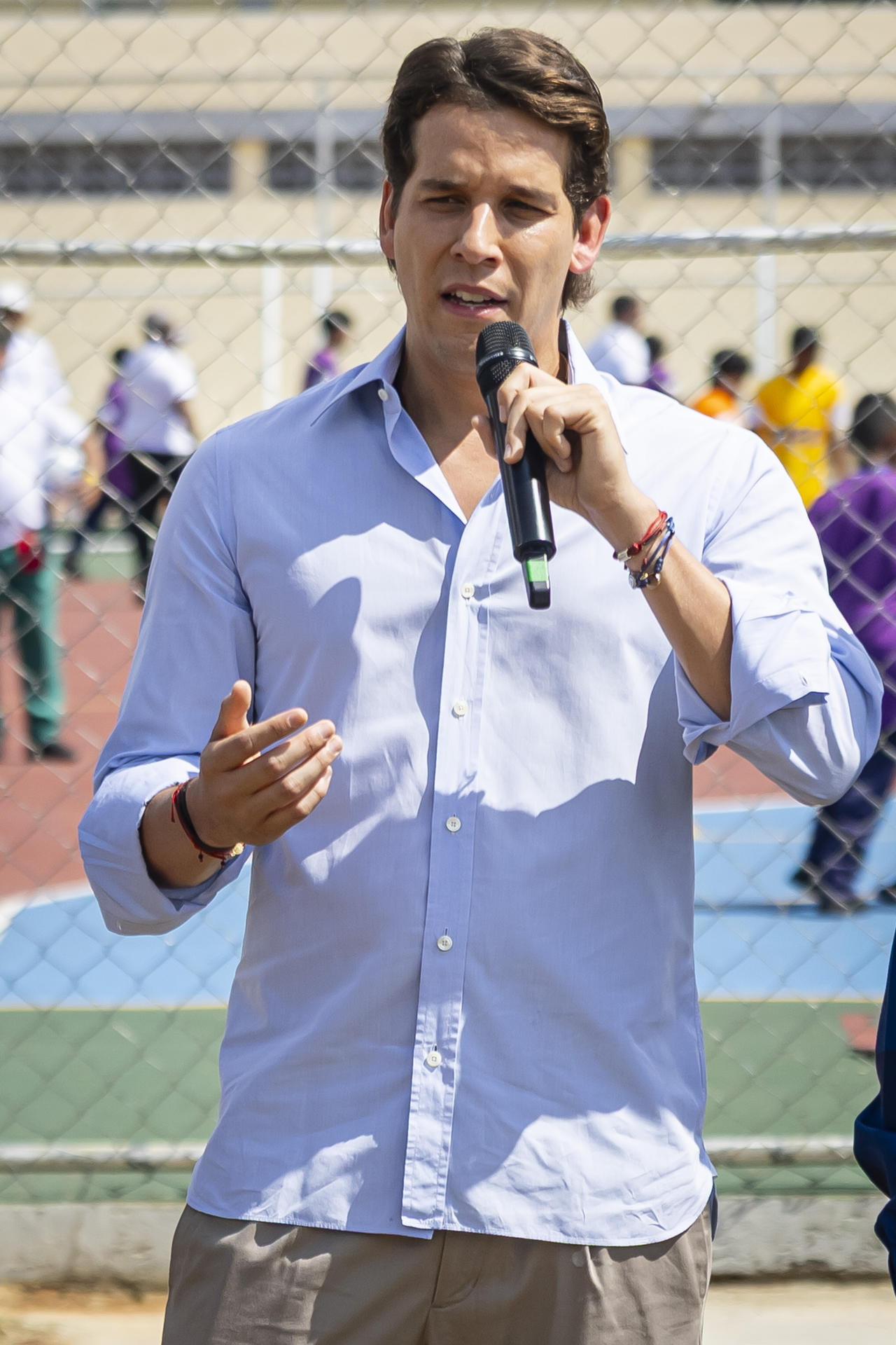 El presidente de la Federación Venezolana de Fútbol (FVF), Jorge Giménez (c) habla este viernes en Caracas durante la presentación del proyecto de la FIFA 'Fútbol para las escuelas'. EFE/ Miguel Gutiérrez 